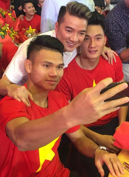 Đàm Vĩnh Hưng xin chữ ký cầu thủ U23